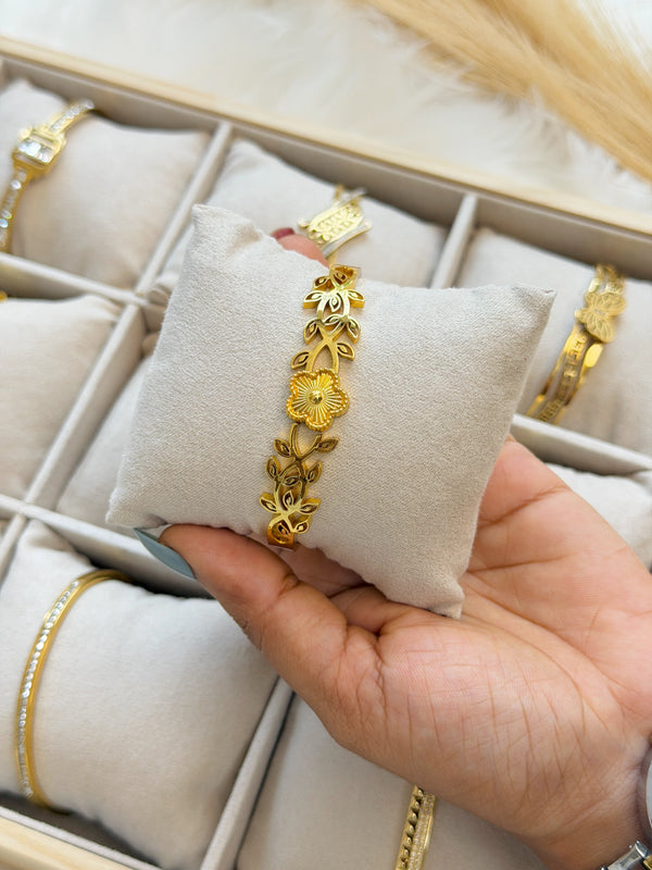 Anti-Tarnish Stainless Steel Gold-Plated Bangle 🌸✨