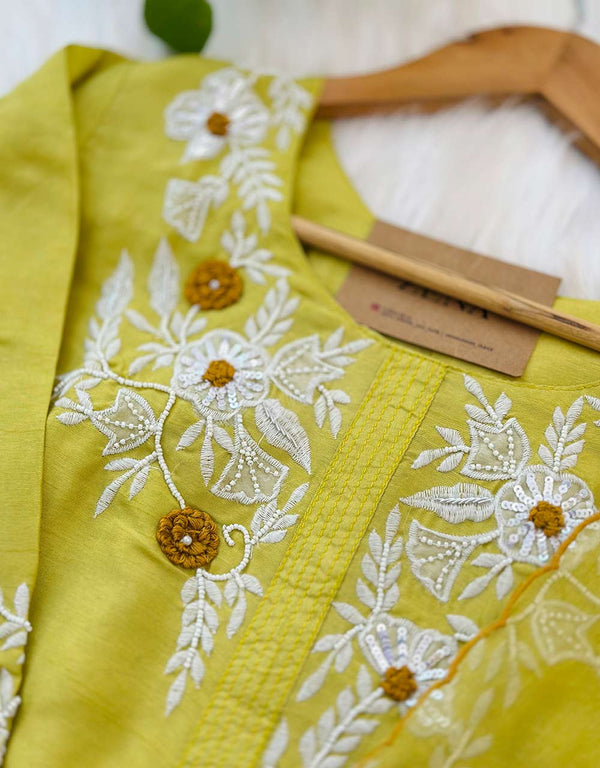 Elegance Redefined – READY TO WEAR HANDWORK KURTI SET (MUL CHANDERI) WITH ORGANZA DUPATTA ✨