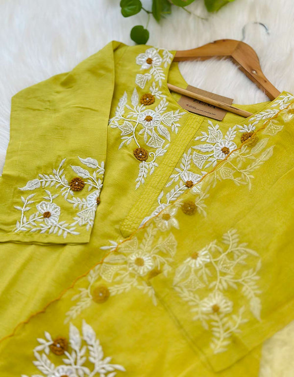 Elegance Redefined – READY TO WEAR HANDWORK KURTI SET (MUL CHANDERI) WITH ORGANZA DUPATTA ✨