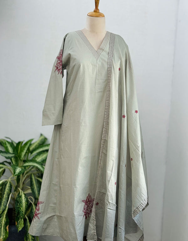 Ready-to-Wear Cotton Anarkali Kurti Set – Graceful Comfort with Intricate Thread Work ✨